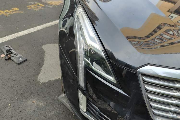 Used Cadillac XT5 2018 28E 4x4 Platinum Edition Right Front Headlight