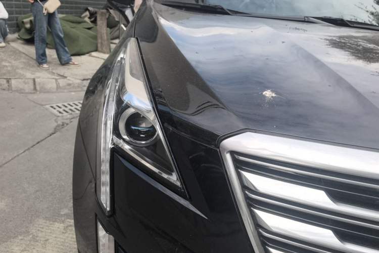 Used Cadillac XT5 2018 28E Four-Wheel Drive Tech Version Right Front Headlight