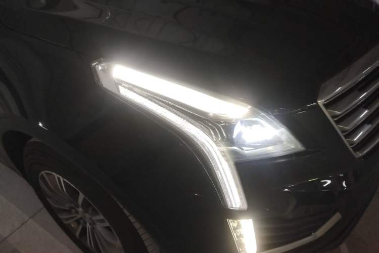 Used Cadillac XT5 2018 28T Four-Wheel Drive Luxury Model Right Front Headlight