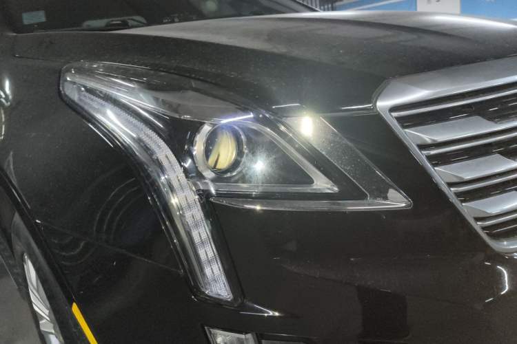 Used Cadillac XT5 2018 28E Four-Wheel Drive Tech Version Right Front Headlight