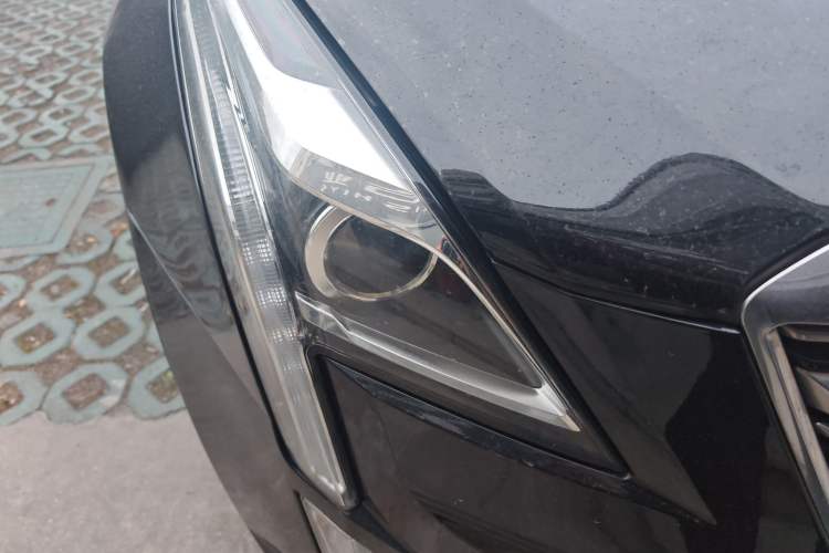 Used Cadillac XT5 2018 28E Four-Wheel Drive Tech Version Right Front Headlight