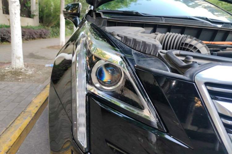 Used Cadillac XT5 2018 28E Four-Wheel Drive Tech Version Right Front Headlight