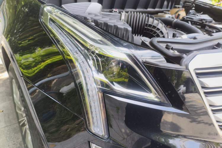 Used Cadillac XT5 2018 28T Four-Wheel Drive Luxury Model Right Front Headlight