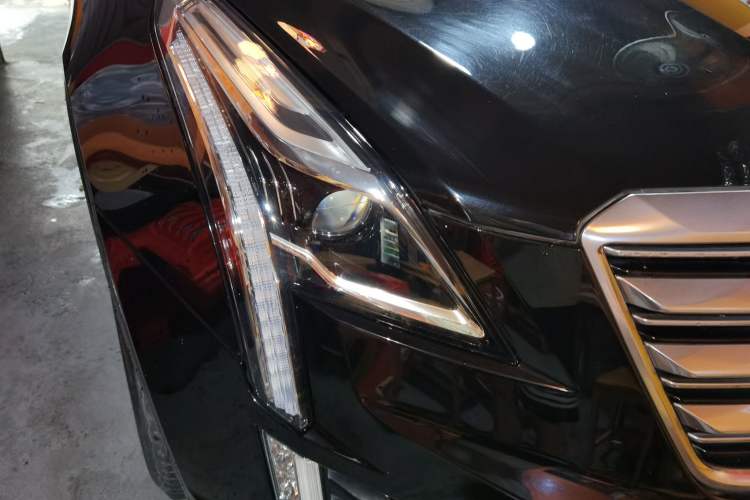 Used Cadillac XT5 2018 28T Four-Wheel Drive Luxury Model Right Front Headlight