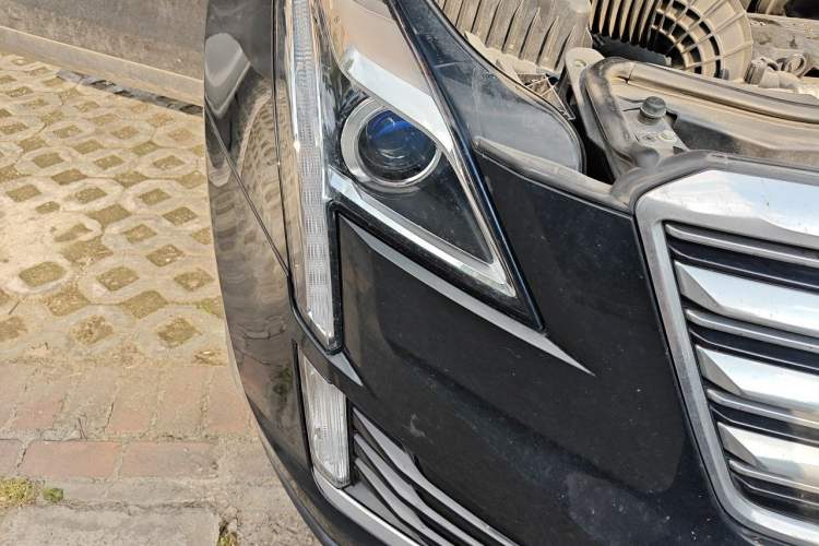 Used Cadillac XT5 2018 28E Four-Wheel Drive Tech Version Right Front Headlight