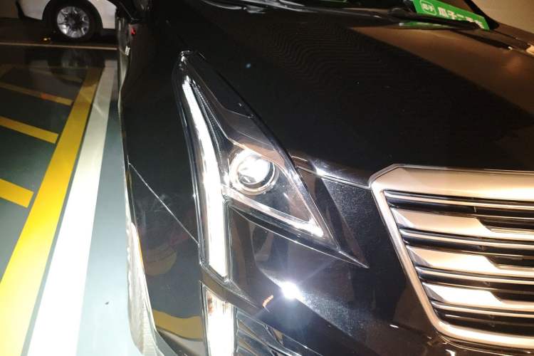 Used Cadillac XT5 2018 28E Four-Wheel Drive Tech Version Right Front Headlight