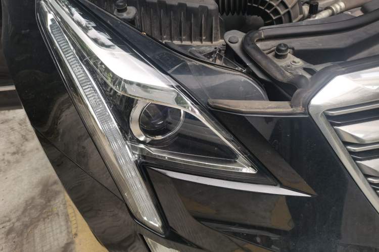 Used Cadillac XT5 2018 25T Luxury Model Right Front Headlight