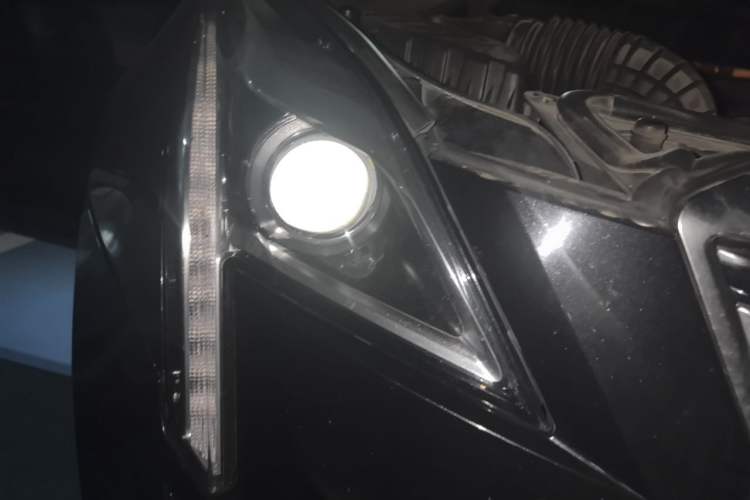 Used Cadillac XT5 2018 28E Four-Wheel Drive Tech Version Right Front Headlight