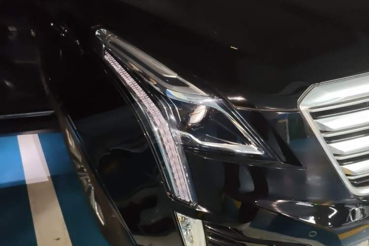 Used Cadillac XT5 2018 28T Four-Wheel Drive Luxury Model Right Front Headlight