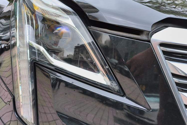 Used Cadillac XT5 2018 28T Four-Wheel Drive Luxury Model Right Front Headlight