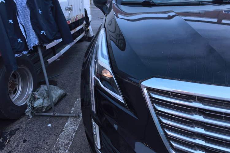 Used Cadillac XT5 2018 28E 4x4 Platinum Edition Right Front Headlight