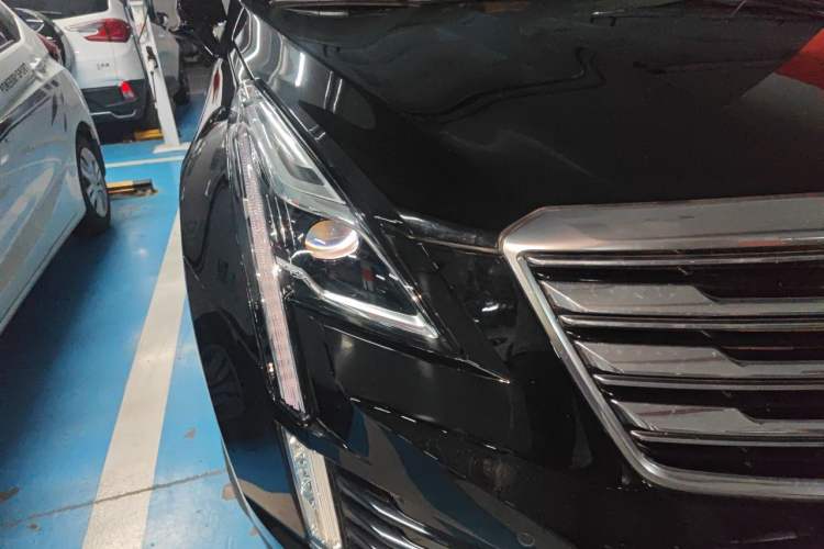 Used Cadillac XT5 2018 28T Four-Wheel Drive Luxury Model Right Front Headlight