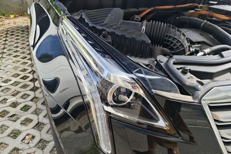 Used Cadillac XT5 2018 28E Four-Wheel Drive Tech Version Right Front Headlight