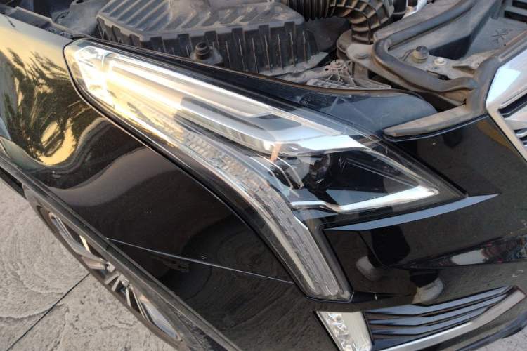Used Cadillac XT5 2018 28T Four-Wheel Drive Luxury Model Right Front Headlight