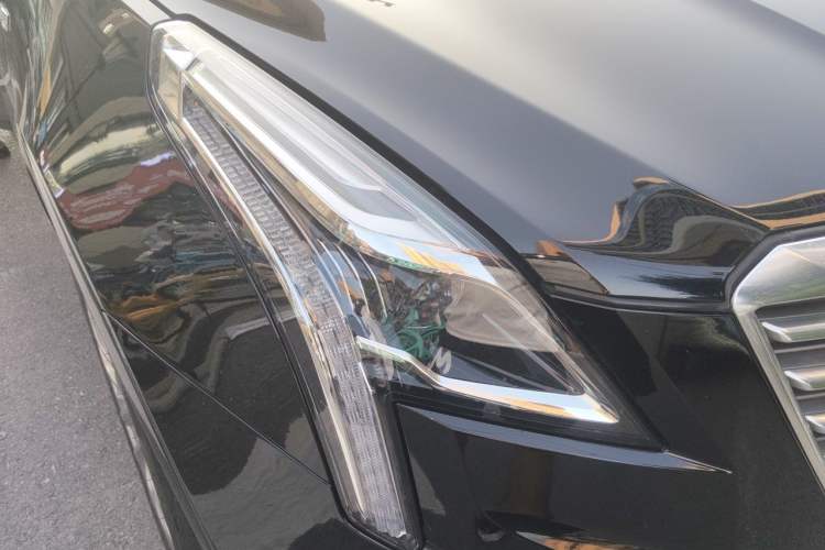 Used Cadillac XT5 2018 28E 4x4 Platinum Edition Right Front Headlight