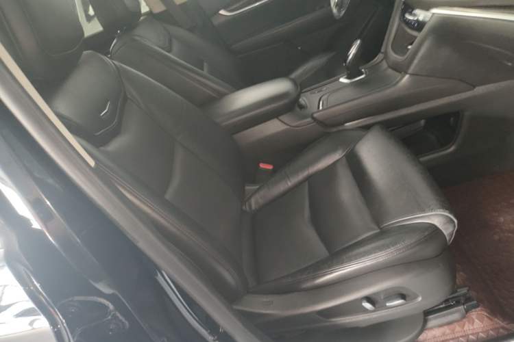 Used Cadillac XT5 2018 25T Luxury Model Right Front Seat