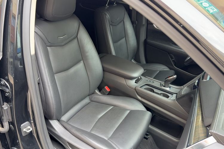 Used Cadillac XT5 2018 25T Luxury Model Right Front Seat