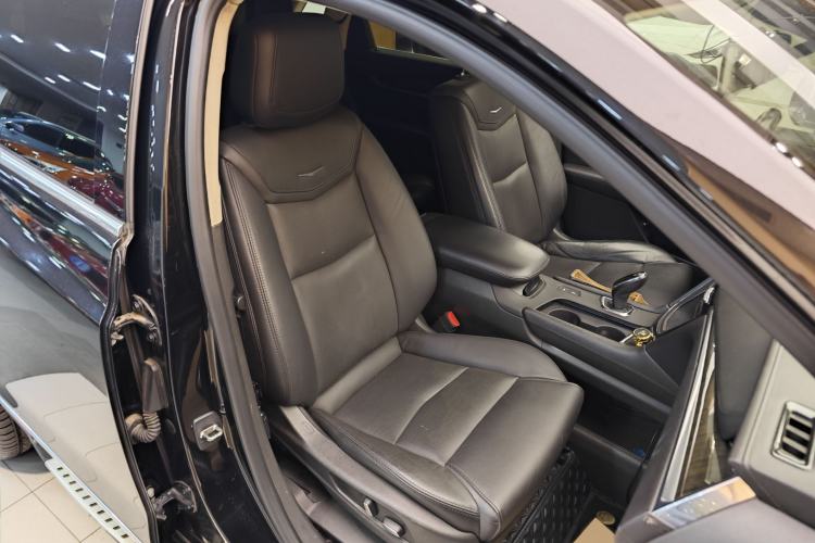 Used Cadillac XT5 2018 25T Luxury Model Right Front Seat