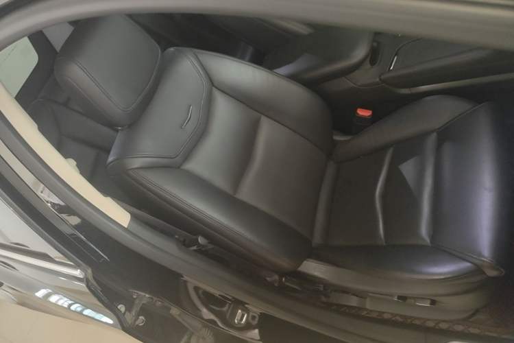 Used Cadillac XT5 2018 25T Luxury Model Right Front Seat