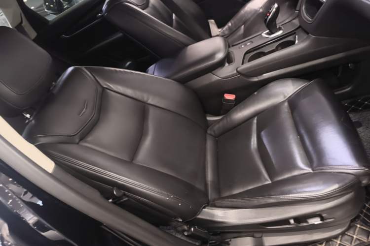 Used Cadillac XT5 2018 25T Luxury Model Right Front Seat