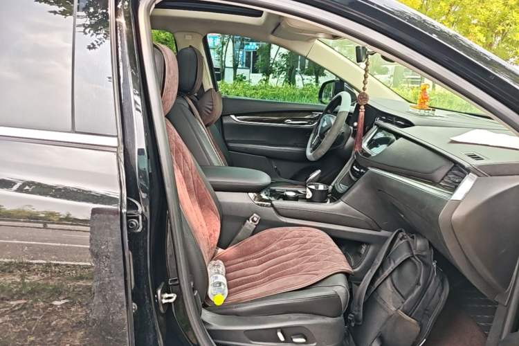 Used Cadillac XT5 2018 25T Luxury Model Right Front Seat