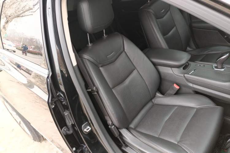 Used Cadillac XT5 2018 25T Luxury Model Right Front Seat