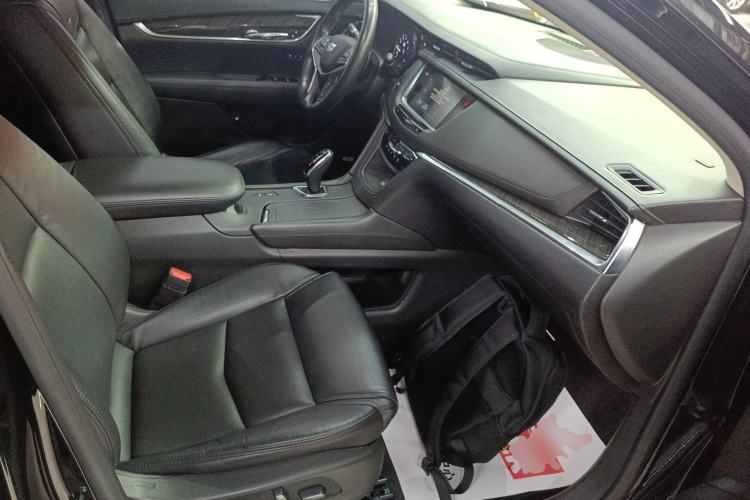 Used Cadillac XT5 2018 25T Luxury Model Right Front Seat