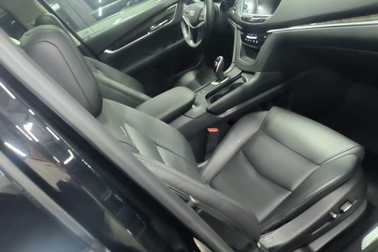 Used Cadillac XT5 2018 25T Luxury Model Right Front Seat