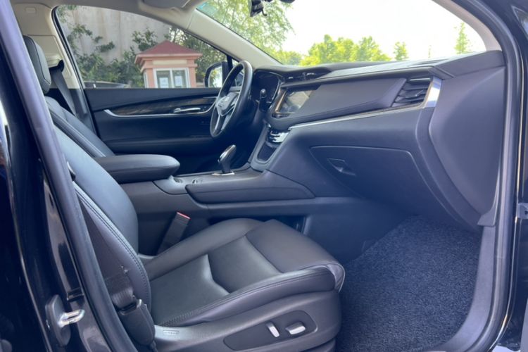 Used Cadillac XT5 2018 25T Luxury Model Right Front Seat