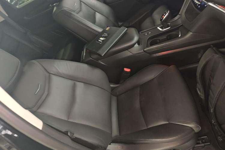 Used Cadillac XT5 2018 25T Luxury Model Right Front Seat