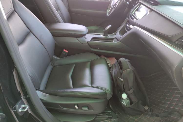 Used Cadillac XT5 2018 25T Luxury Model Right Front Seat