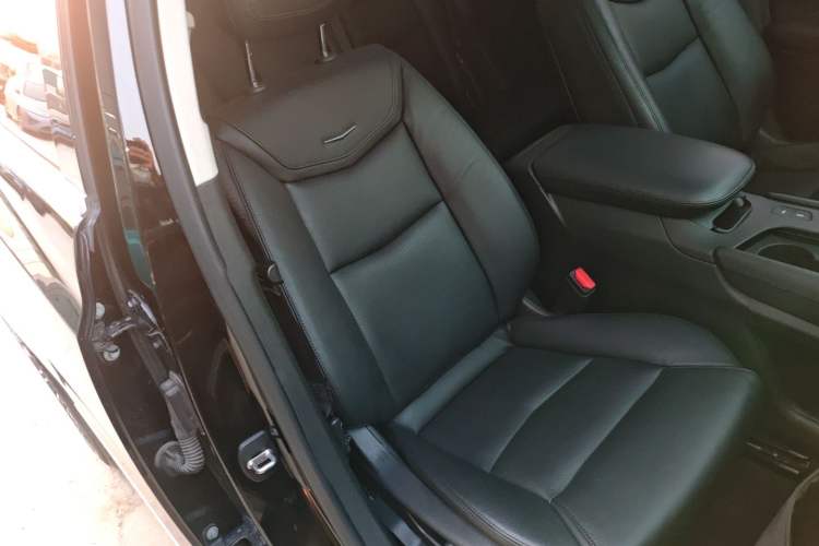 Used Cadillac XT5 2018 25T Luxury Model Right Front Seat