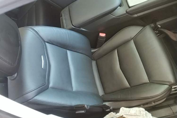 Used Cadillac XT5 2018 25T Luxury Model Right Front Seat