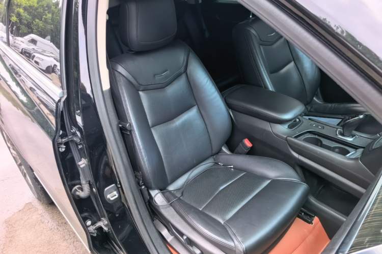 Used Cadillac XT5 2018 25T Luxury Model Right Front Seat