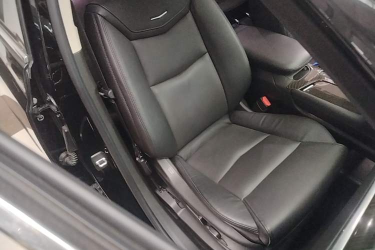 Used Cadillac XT5 2018 25T Luxury Model Right Front Seat