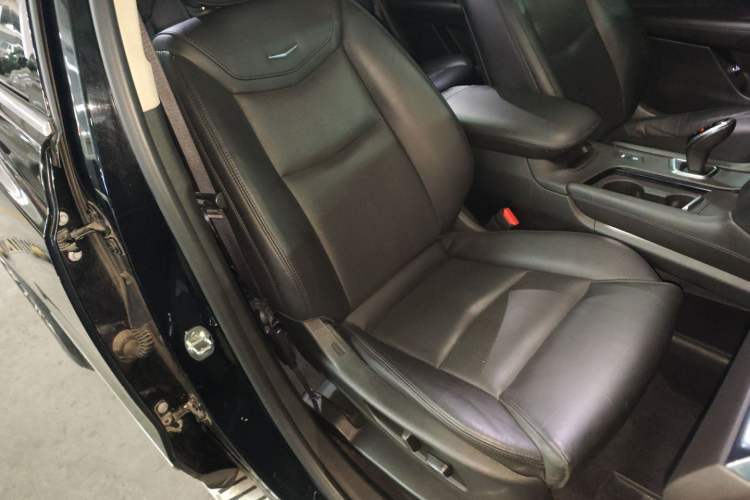 Used Cadillac XT5 2018 25T Luxury Model Right Front Seat