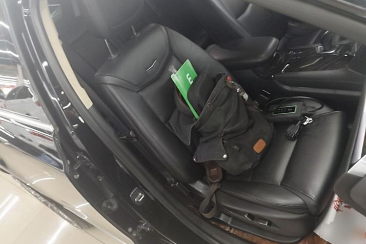 Used Cadillac XT5 2018 25T Luxury Model Right Front Seat