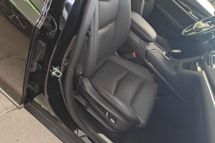 Used Cadillac XT5 2018 25T Luxury Model Right Front Seat