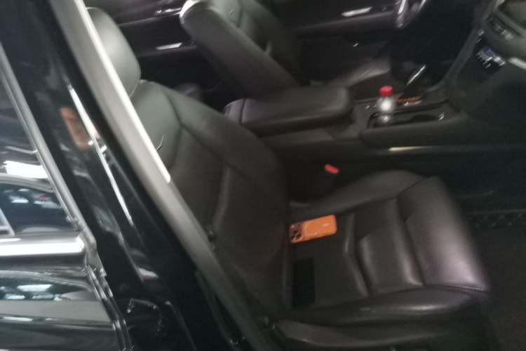 Used Cadillac XT5 2018 25T Luxury Model Right Front Seat