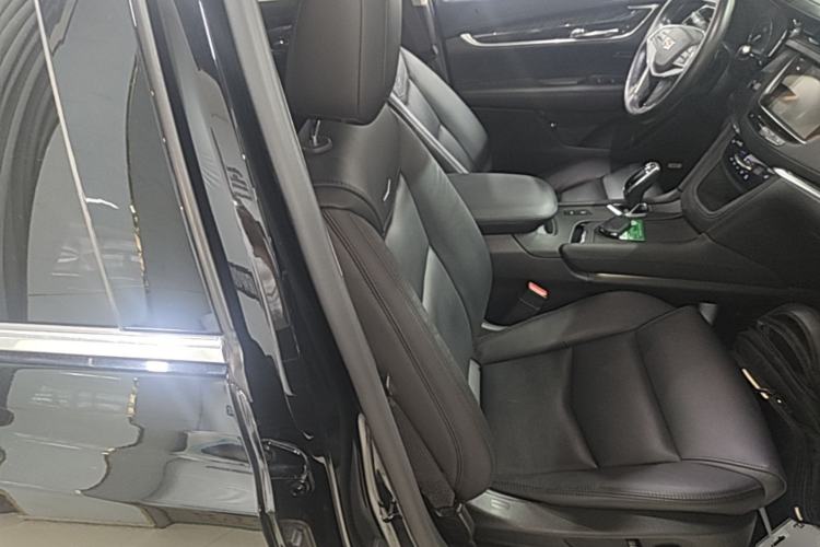 Used Cadillac XT5 2018 25T Luxury Model Right Front Seat