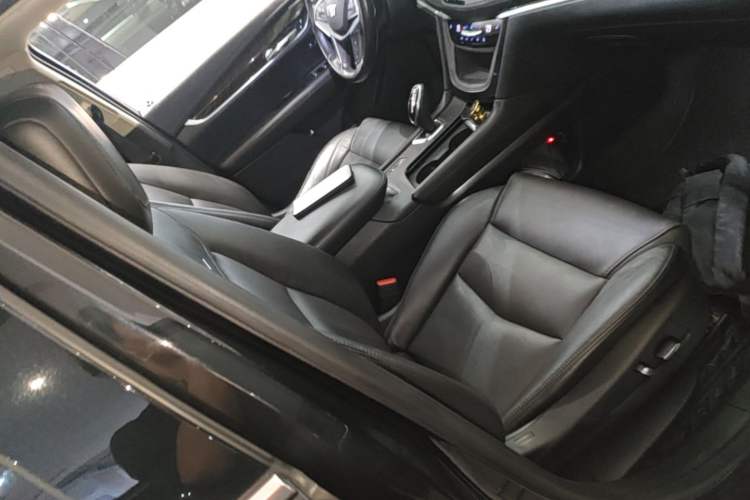Used Cadillac XT5 2018 25T Luxury Model Right Front Seat