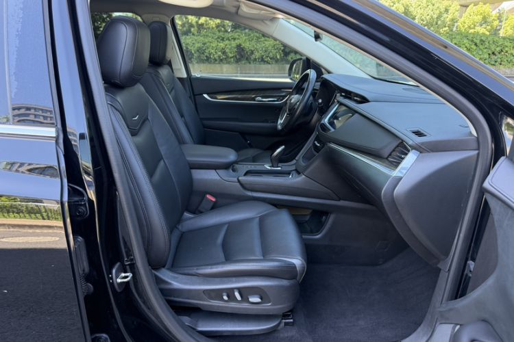 Used Cadillac XT5 2018 28T Four-Wheel Drive Luxury Model Right Front Seat