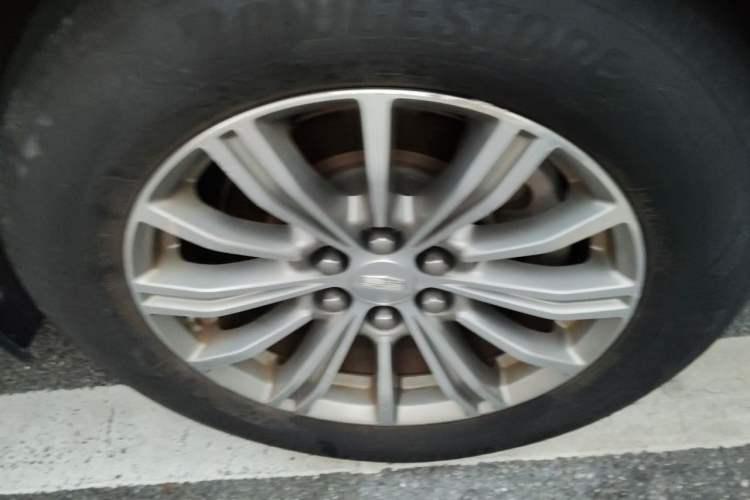 Used Cadillac XT5 2018 25T Luxury Model Right Front Wheel Hub