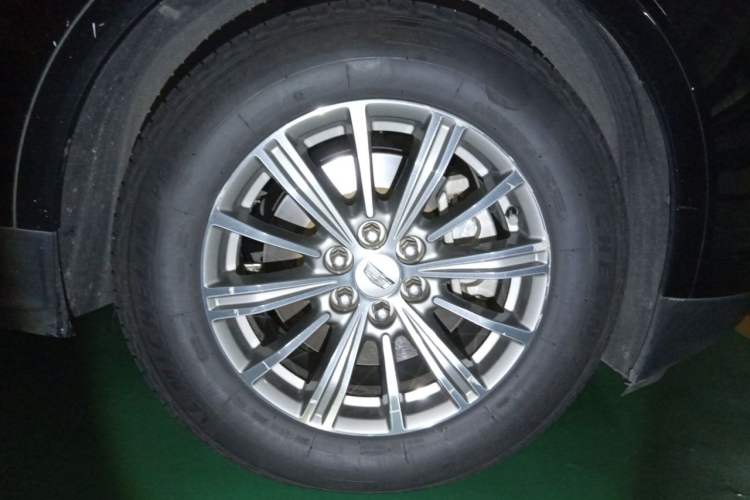 Used Cadillac XT5 2018 25T Luxury Model Right Front Wheel Hub