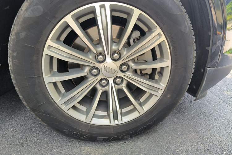 Used Cadillac XT5 2018 25T Luxury Model Right Front Wheel Hub