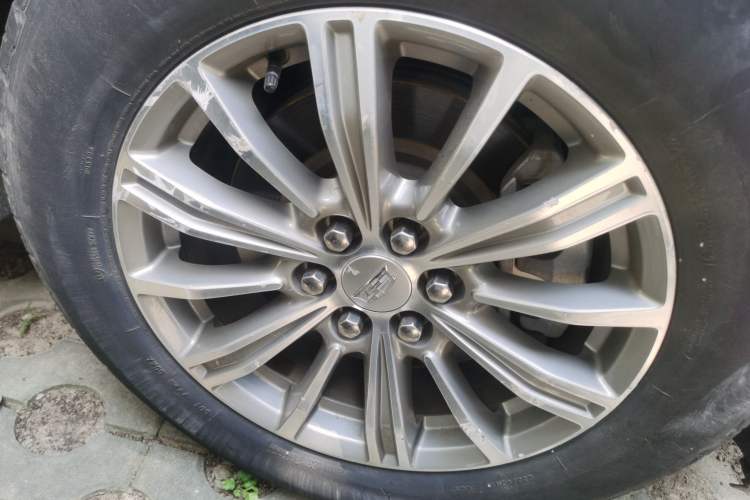 Used Cadillac XT5 2018 25T Luxury Model Right Front Wheel Hub