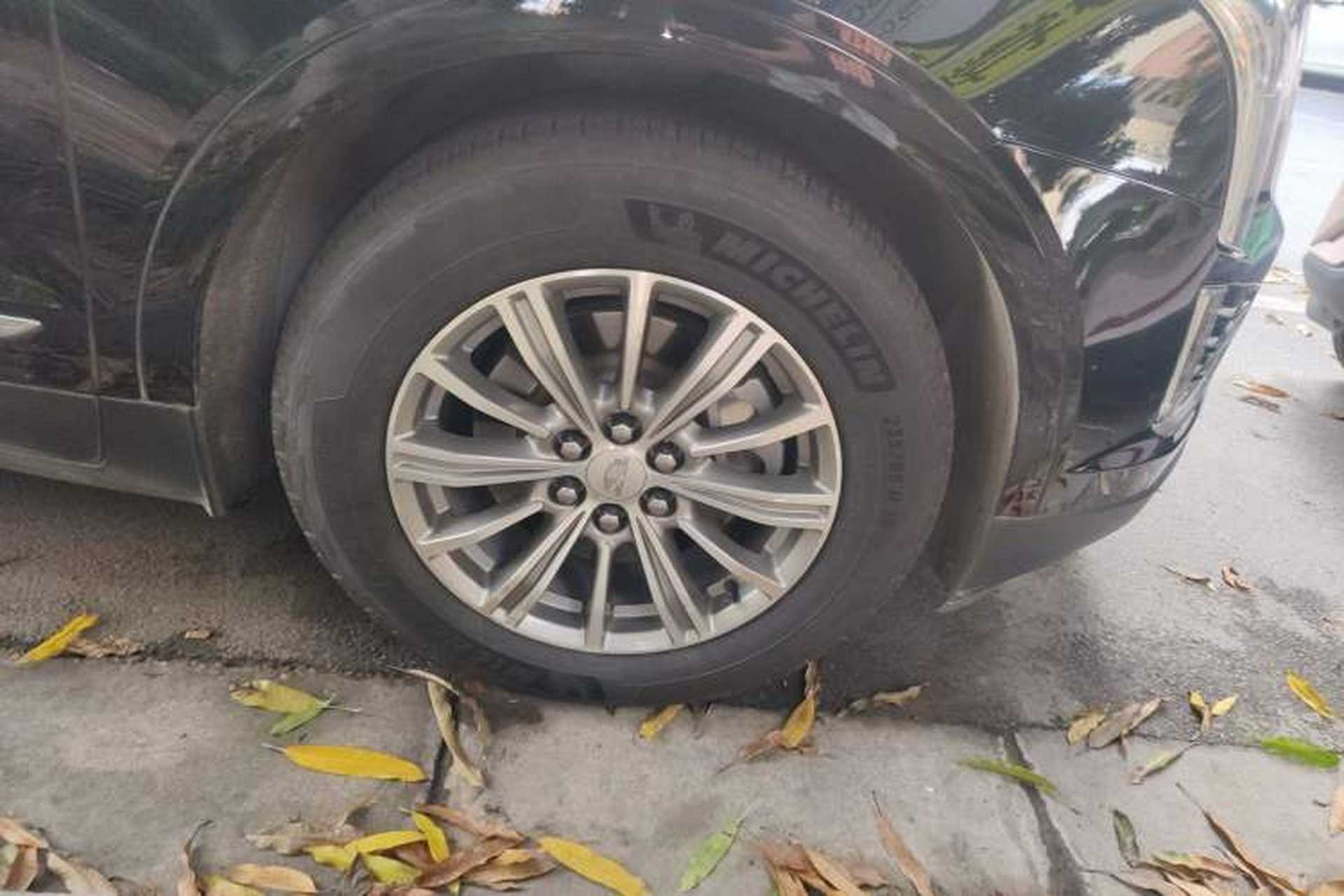 Used Cadillac XT5 2018 25T Luxury Model Right Front Wheel Hub