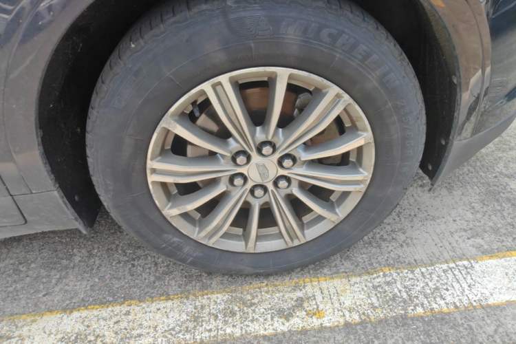 Used Cadillac XT5 2018 25T Luxury Model Right Front Wheel Hub