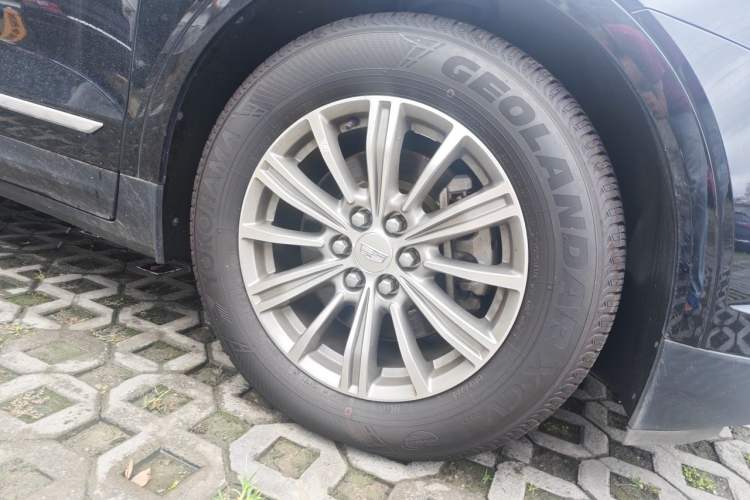 Used Cadillac XT5 2018 25T Luxury Model Right Front Wheel Hub