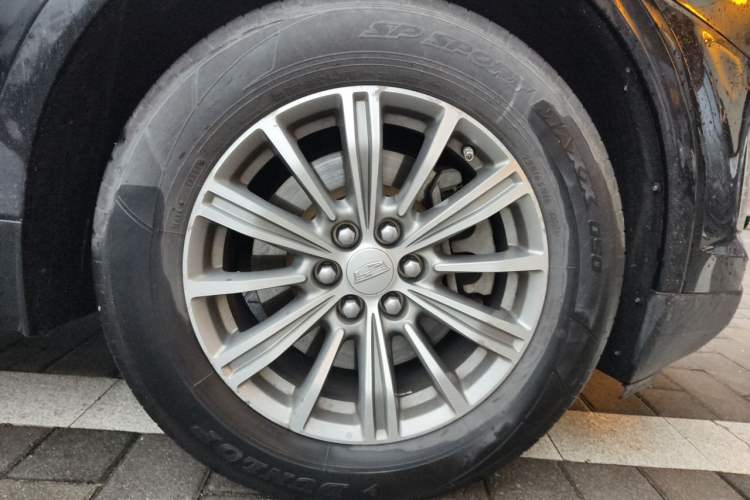 Used Cadillac XT5 2018 25T Luxury Model Right Front Wheel Hub